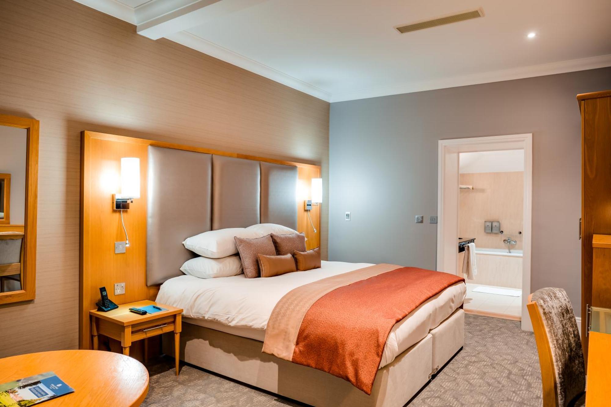 Oakley Hall Hotel บาซิงสโตค ภายนอก รูปภาพ
