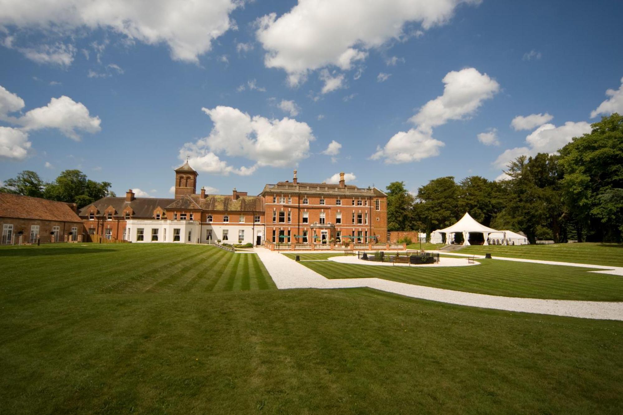 Oakley Hall Hotel บาซิงสโตค ภายนอก รูปภาพ